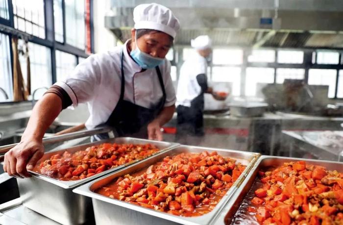 事实上,校长亲自干食堂,比外包难太多了?